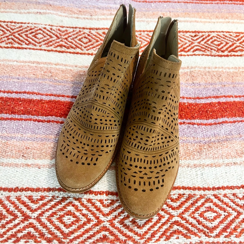 Earth Tan Wyoming Ankle Boots